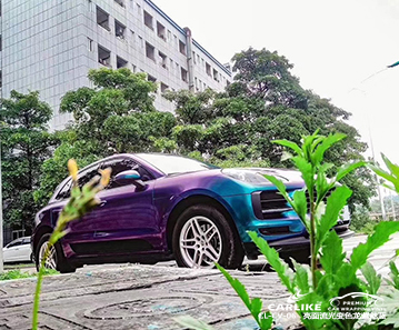 聊城保时捷Macan汽车贴膜亮面流光变色龙紫魅蓝车身改色效果图